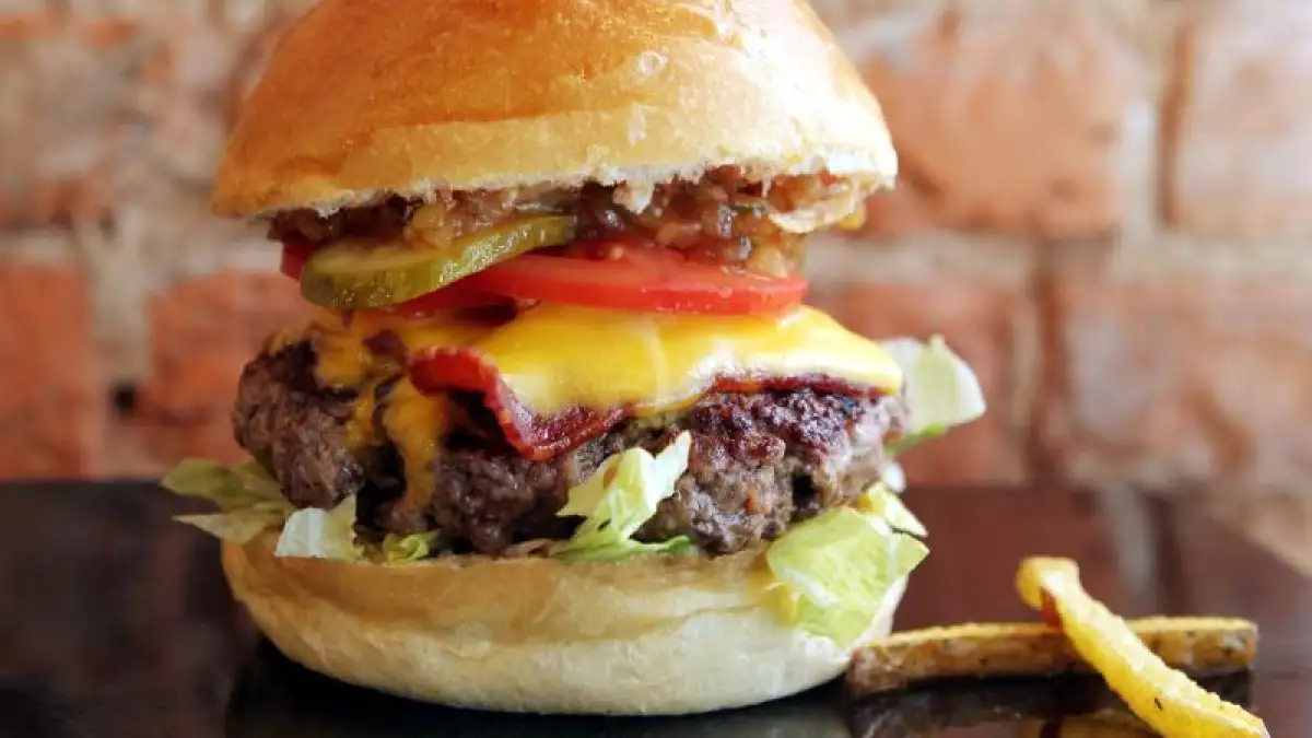 Discover Bremen's Unique Burgers: From Dry Aged to Vegan Delights